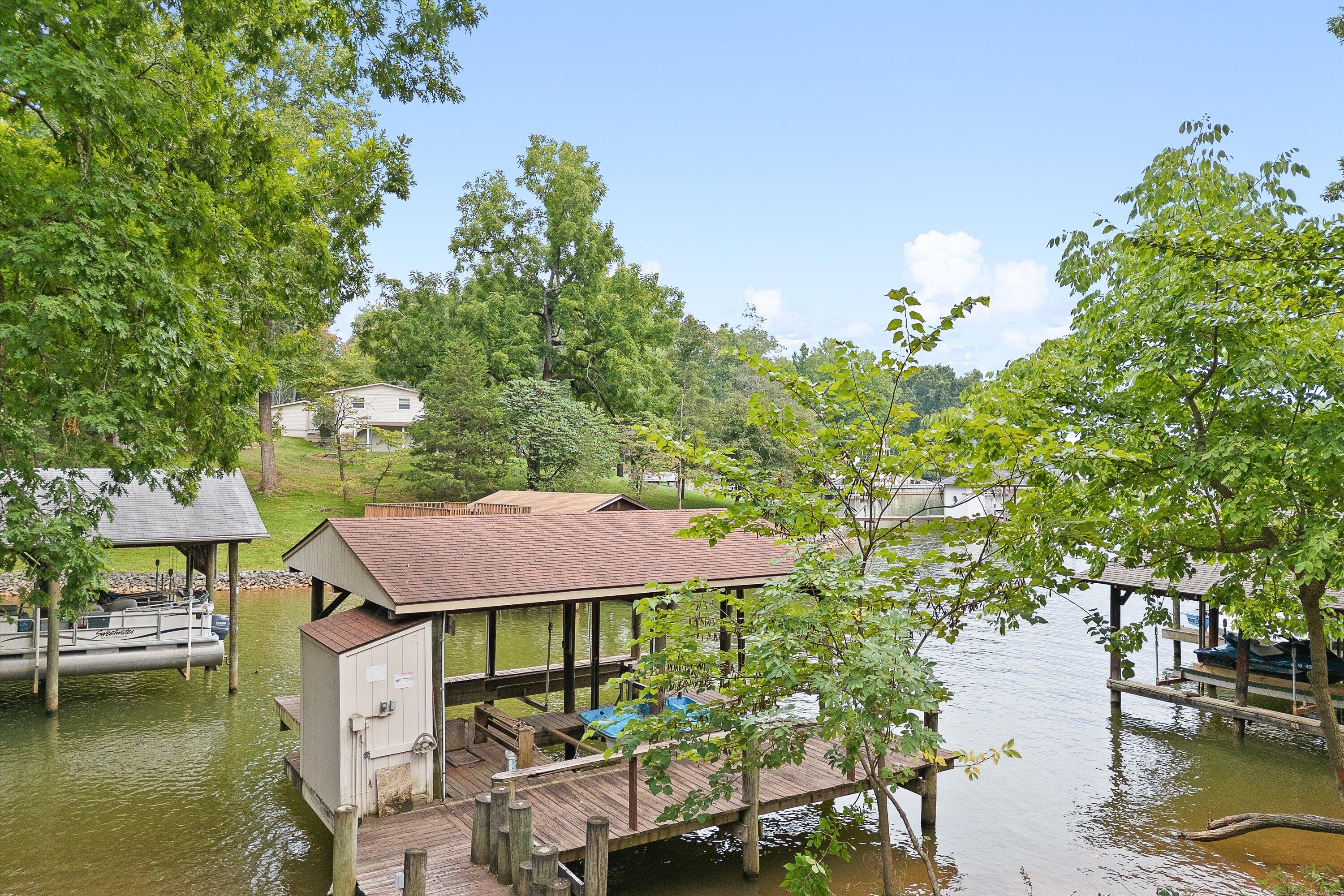 259 Brooks Point LN