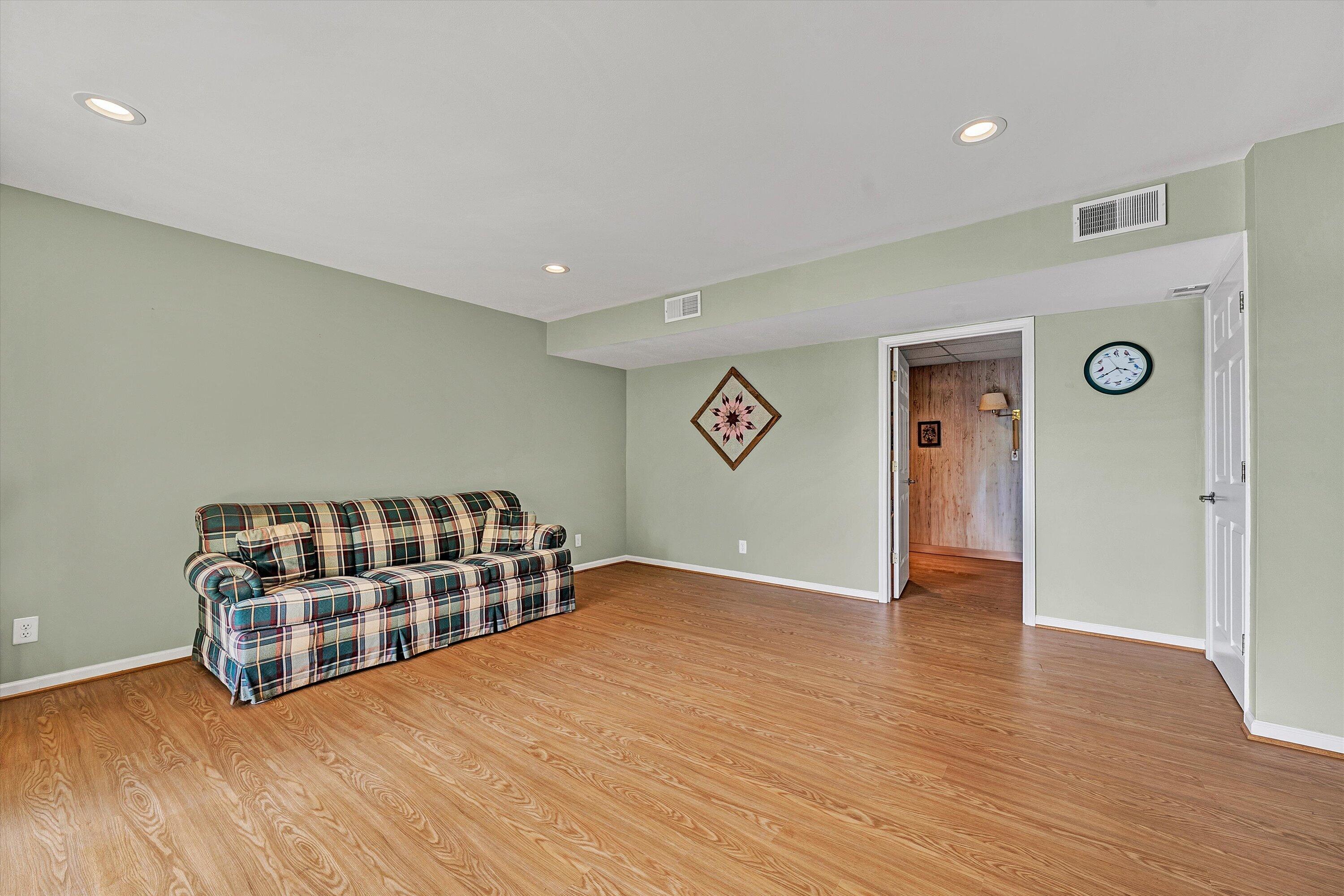 259 Brooks Point LN