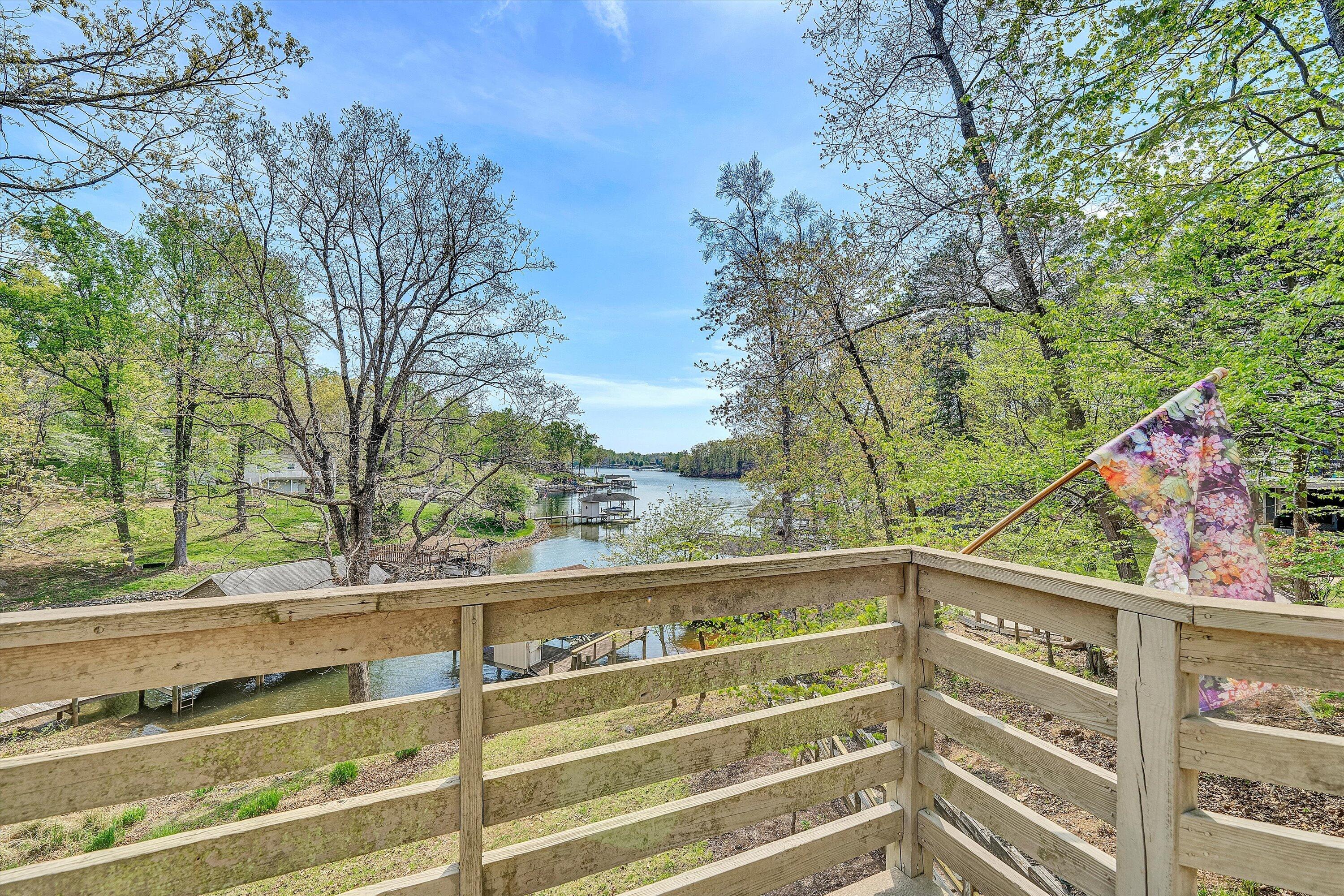 259 Brooks Point LN