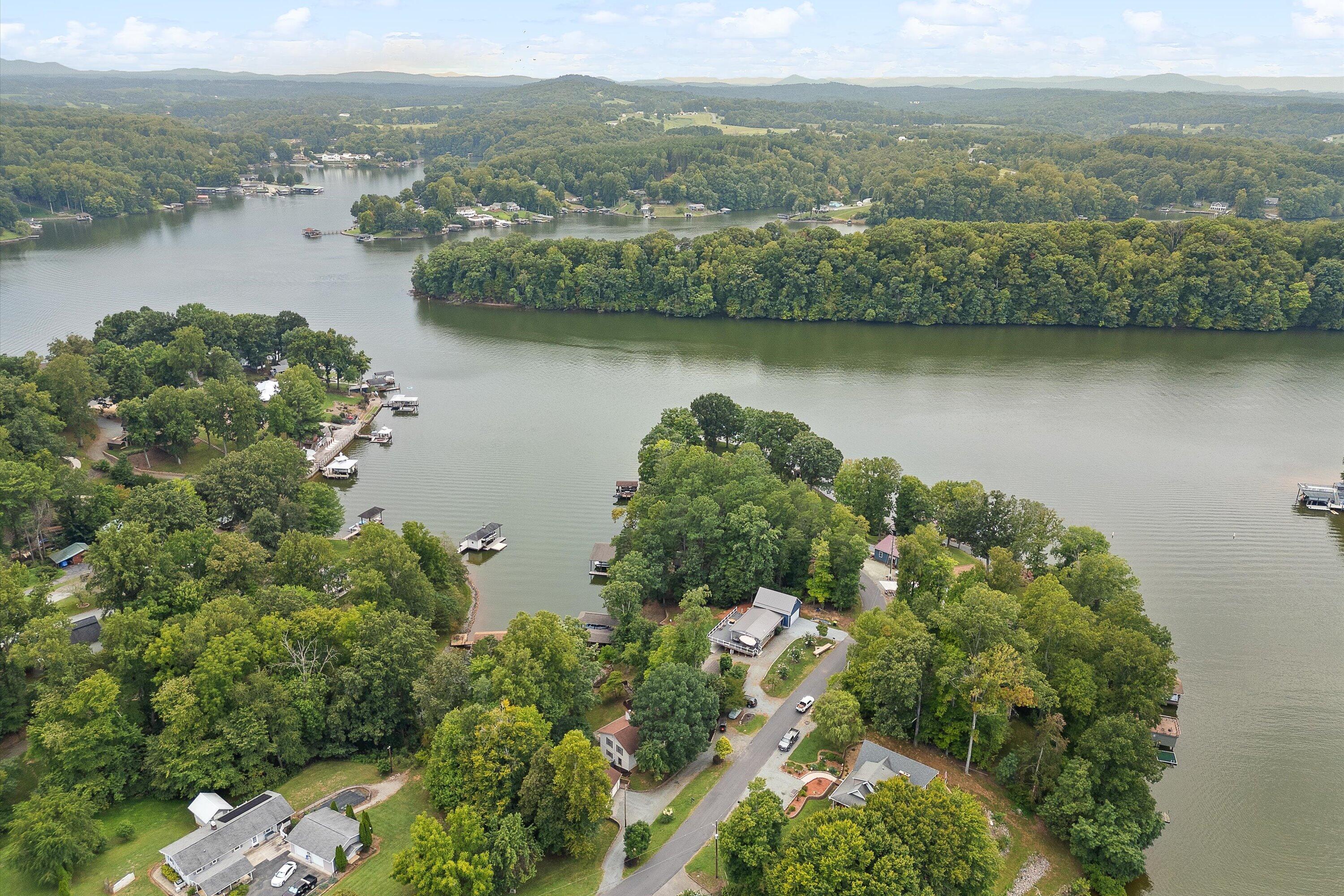 259 Brooks Point LN