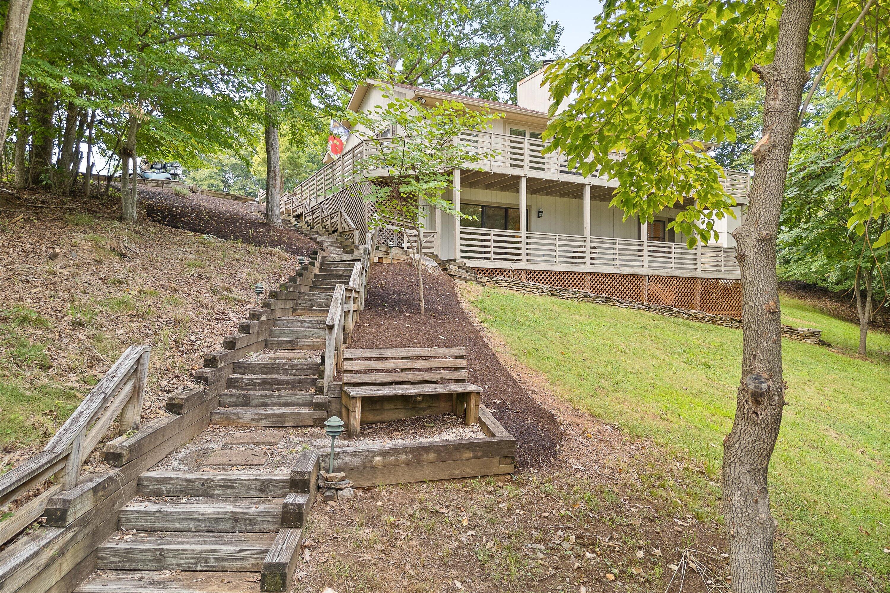 259 Brooks Point LN
