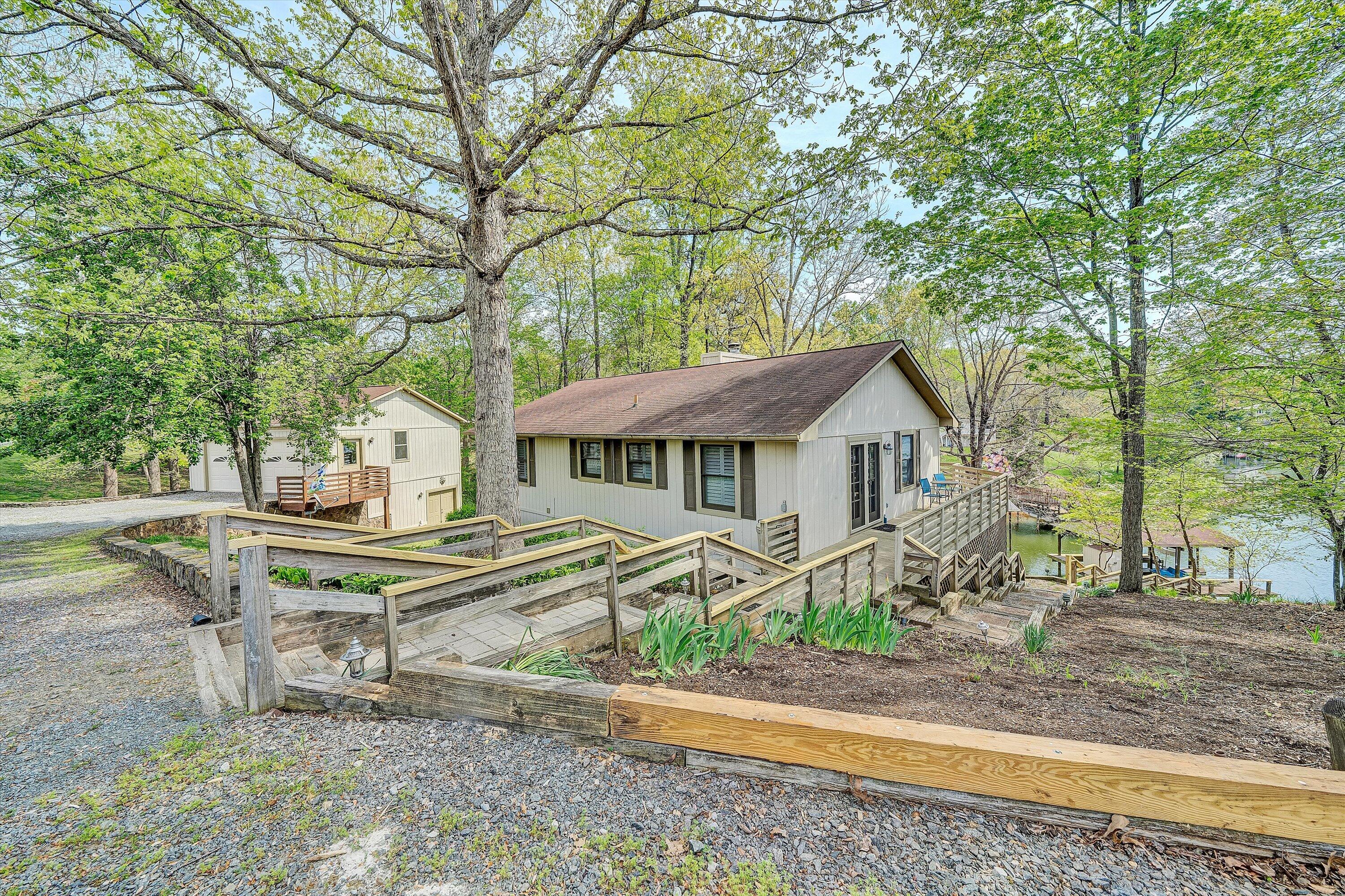 259 Brooks Point LN