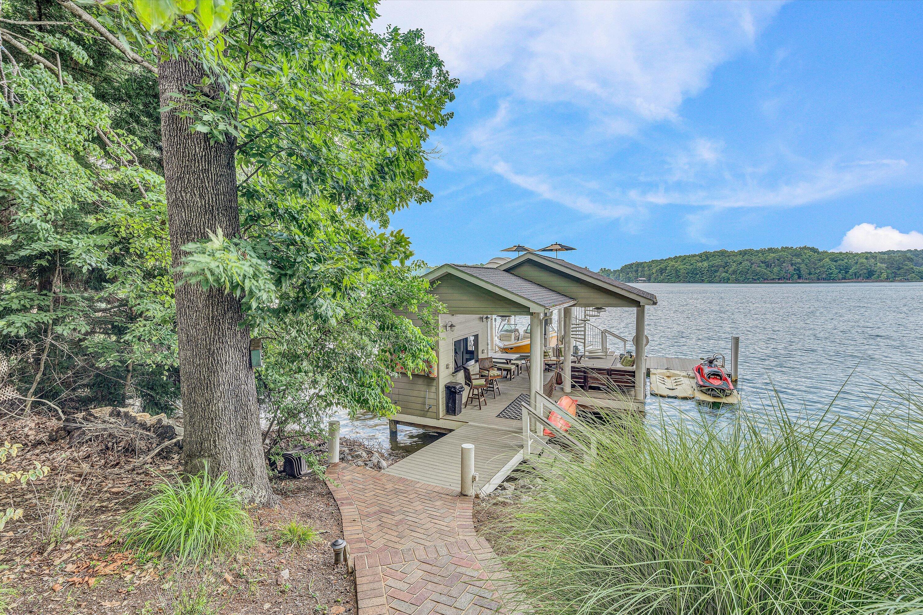 150 Providence LN