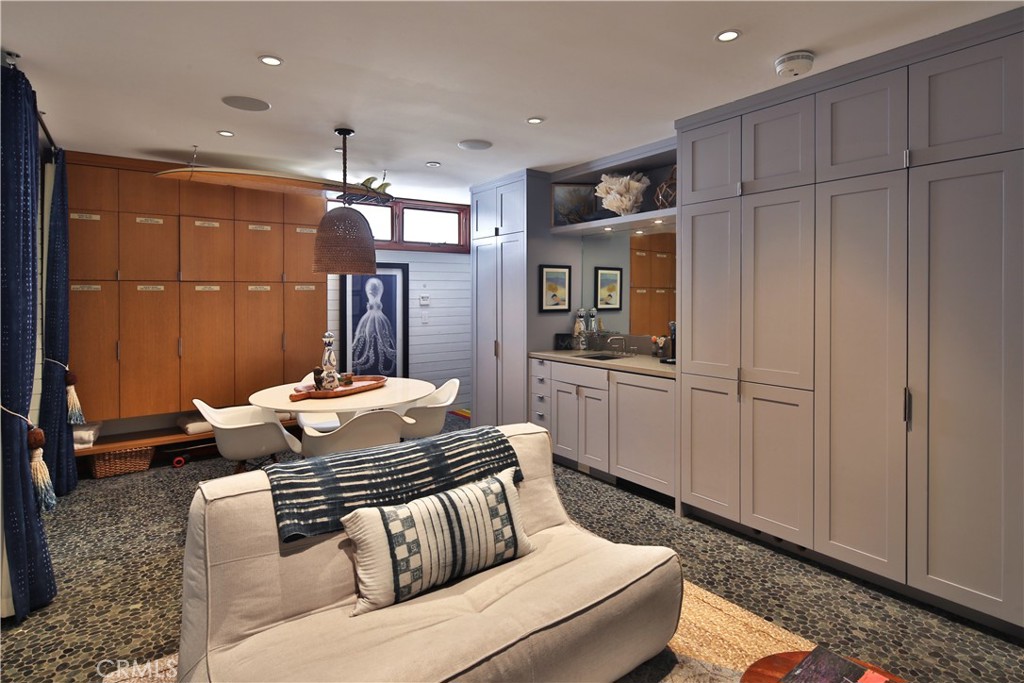 3124 The Strand