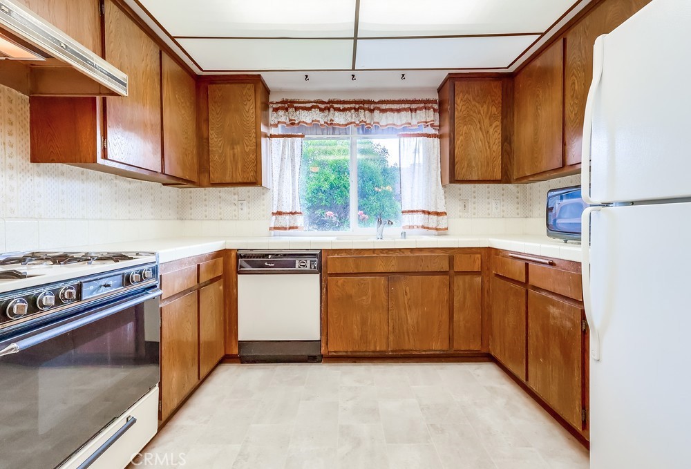 15325 Grevillea Avenue