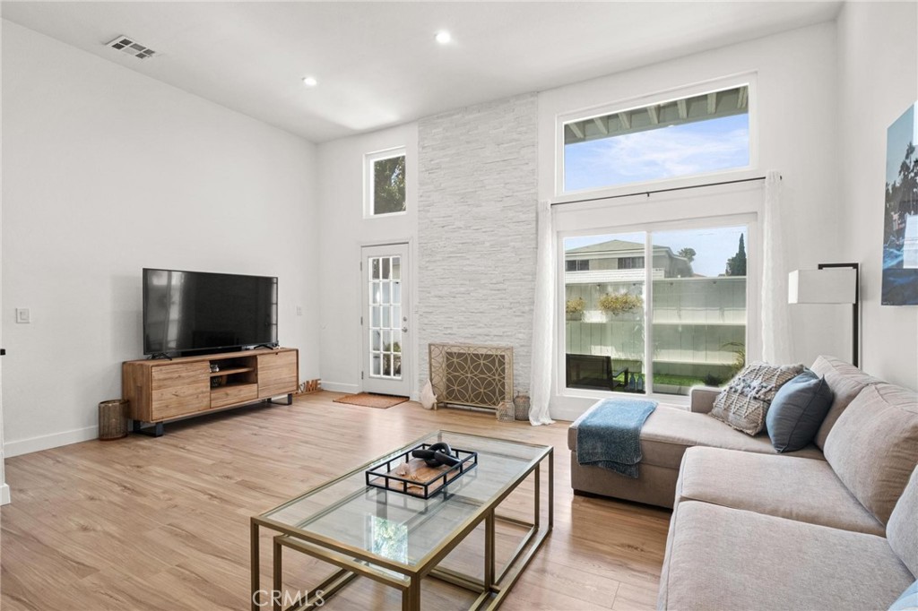 2310 Vanderbilt Lane 4