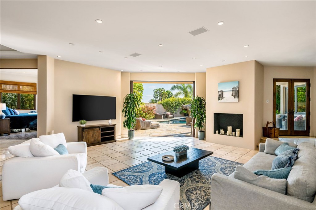 215 S Poinsettia Avenue