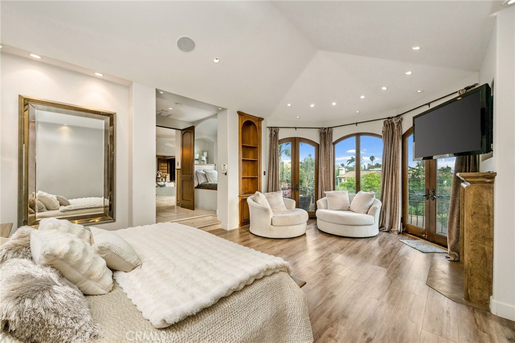 215 S Poinsettia Avenue