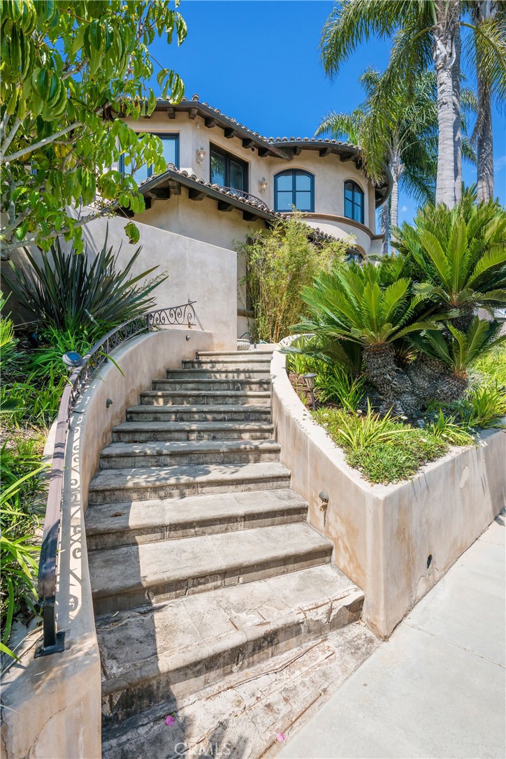 215 S Poinsettia Avenue