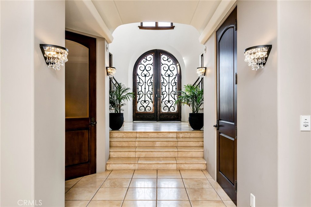 215 S Poinsettia Avenue