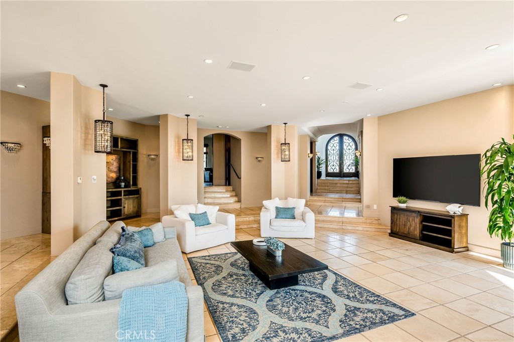 215 S Poinsettia Avenue