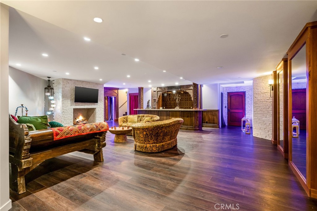 215 S Poinsettia Avenue