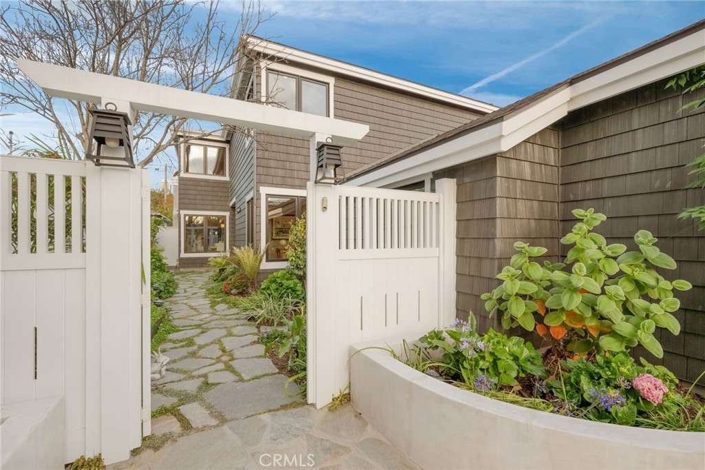 1704 N Poinsettia