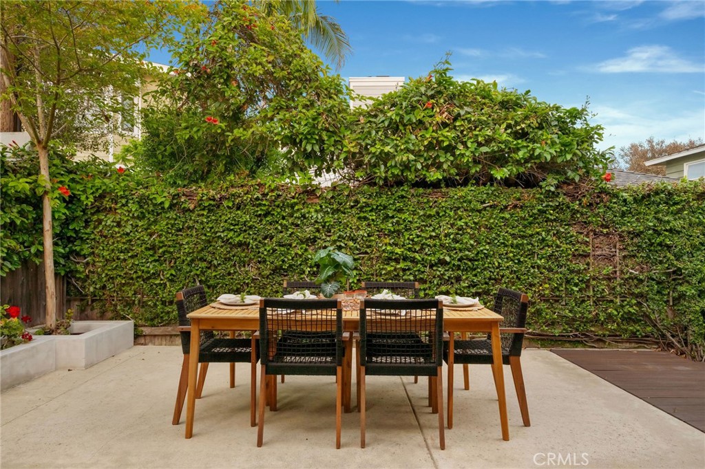 1704 N Poinsettia