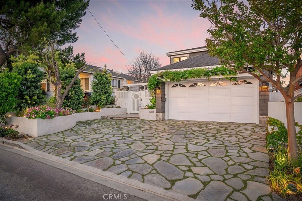 1704 N Poinsettia