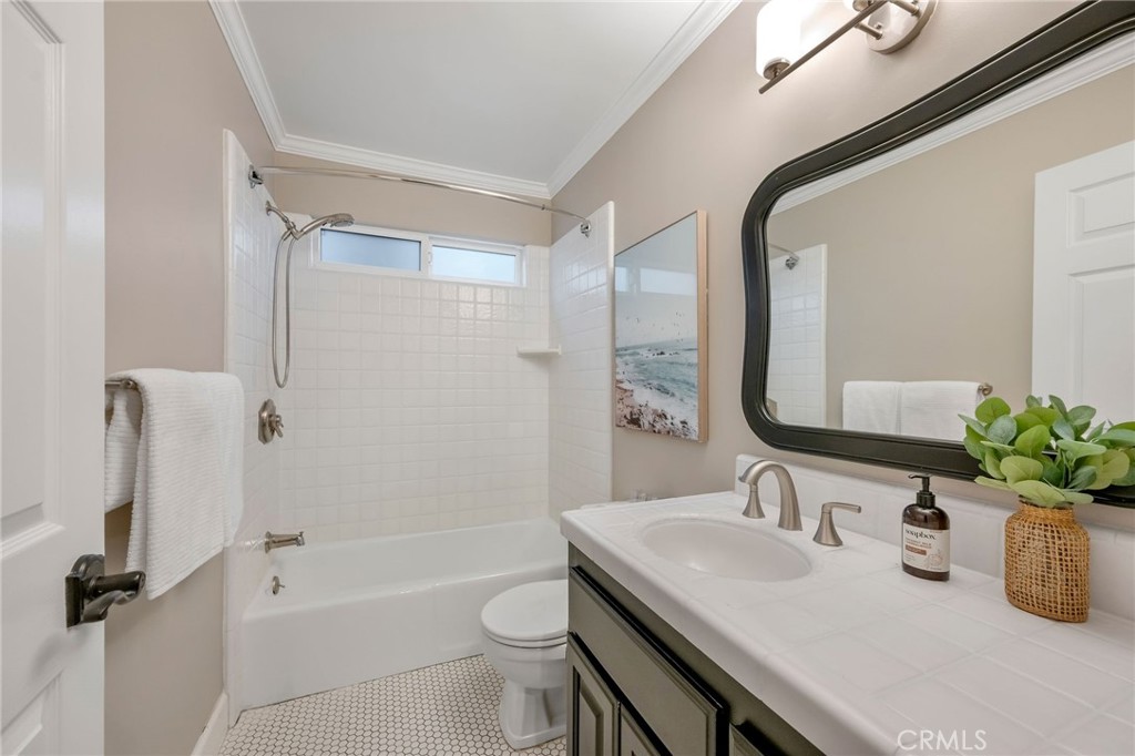 1704 N Poinsettia