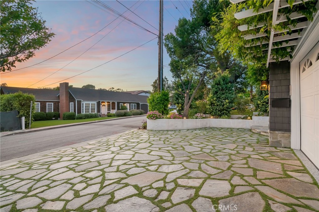 1704 N Poinsettia