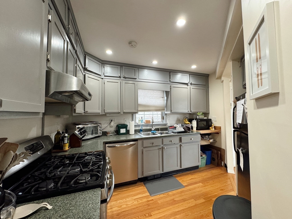 340 Putnam Ave # 2