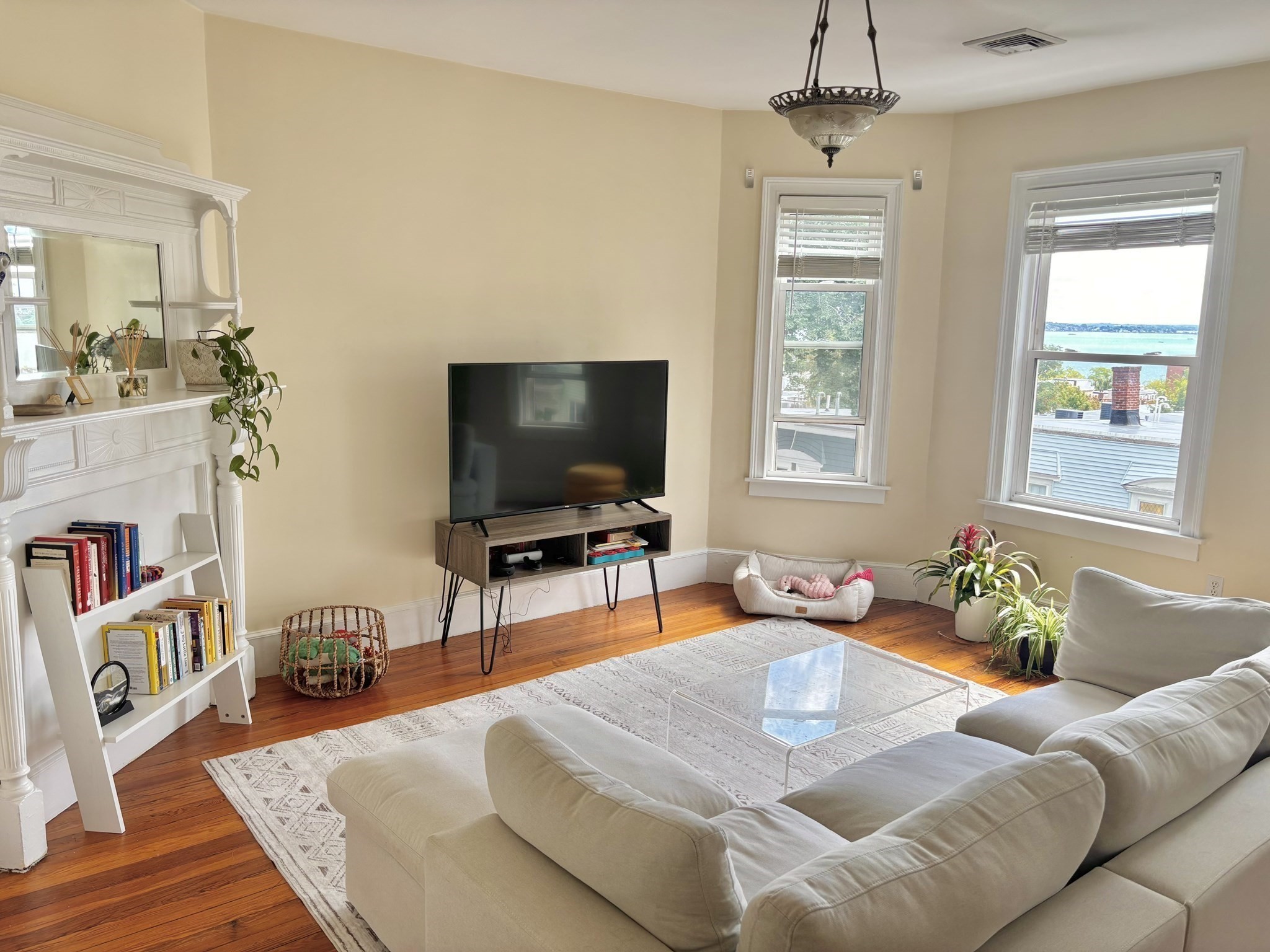 440 E 6th St # 3