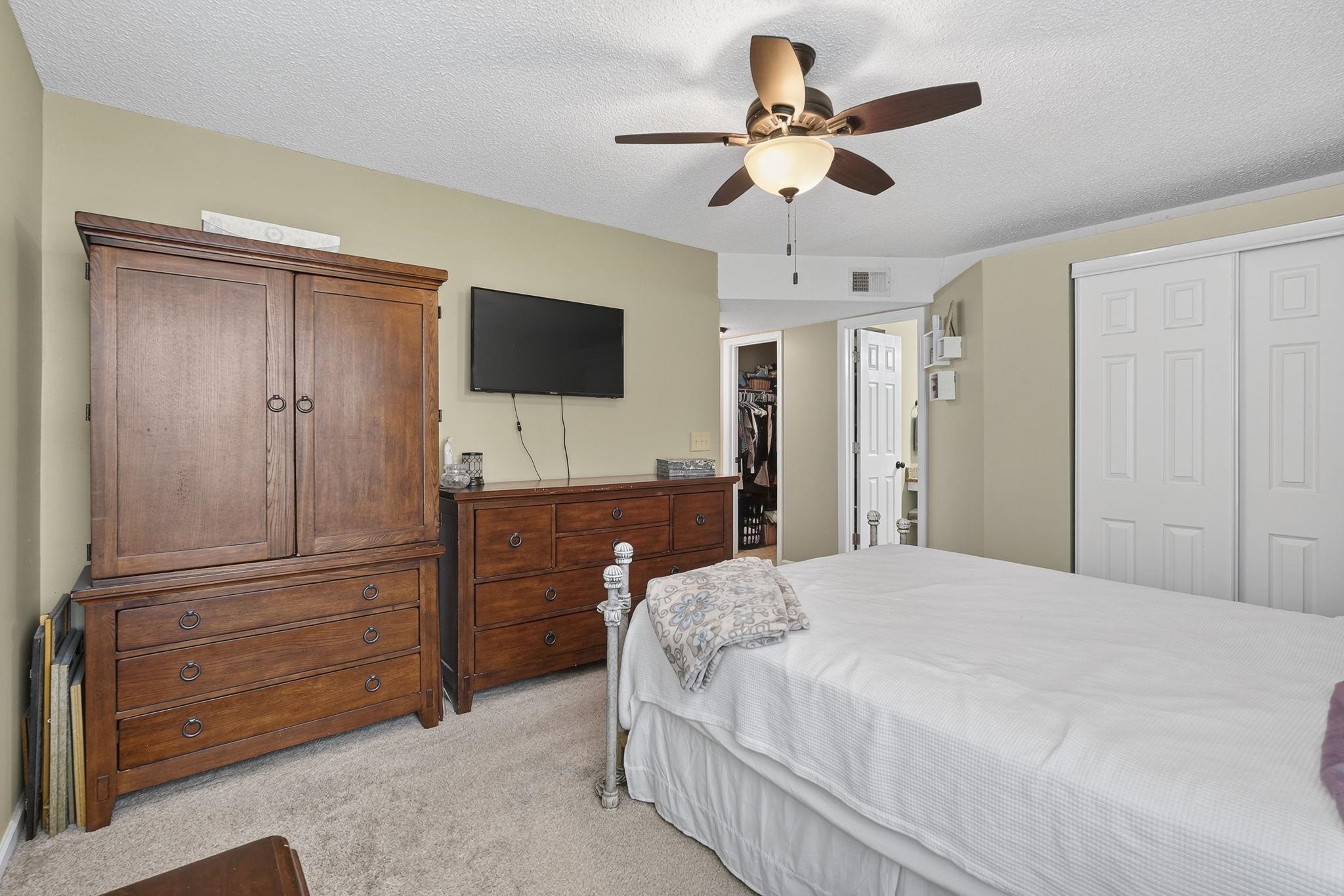 2225 Clearwater Dr. Unit: 2225-B