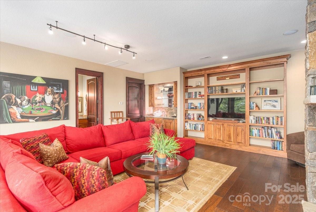 2461 Eagles Nest Road