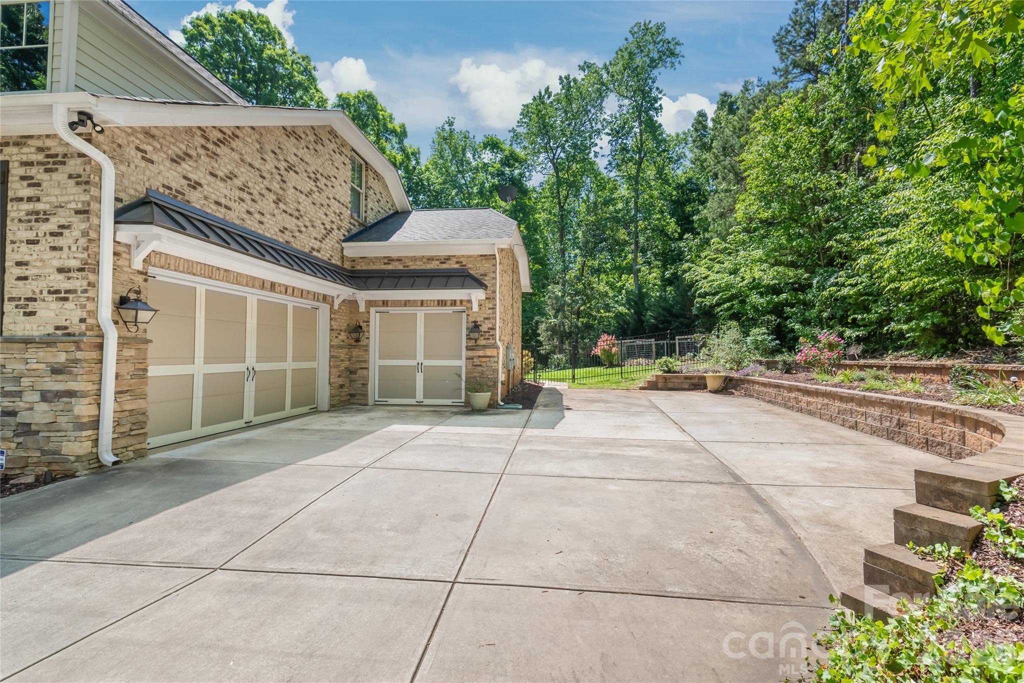 713 Woodcliff Court
