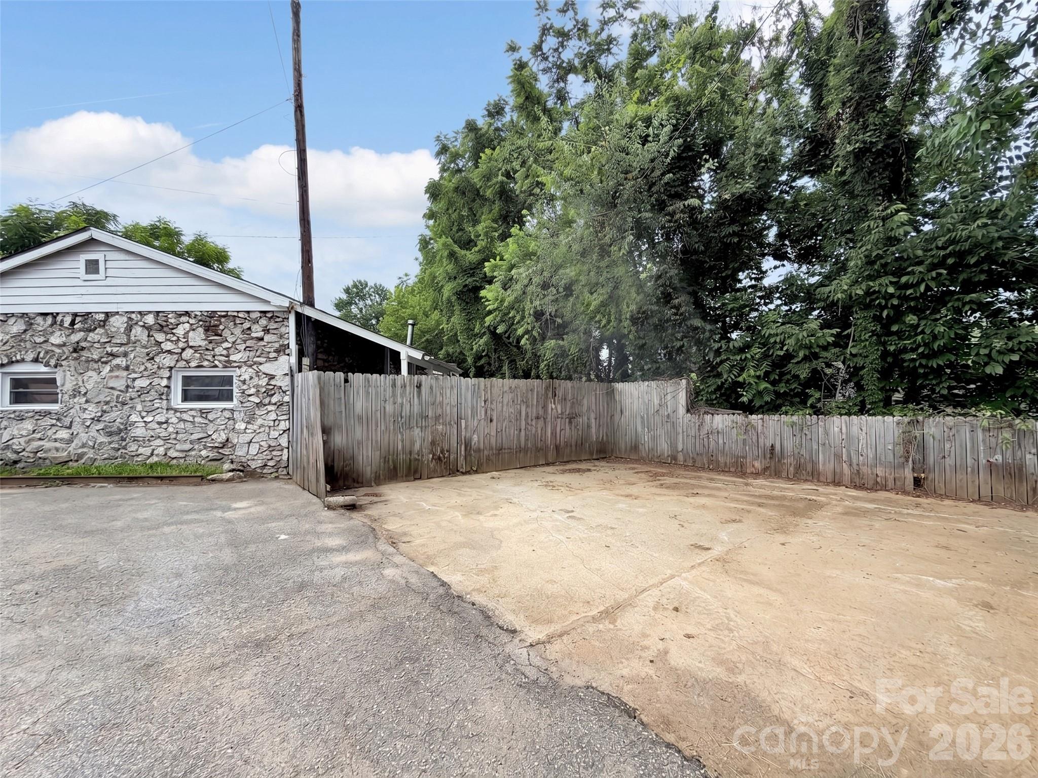 492 Riverbend Street