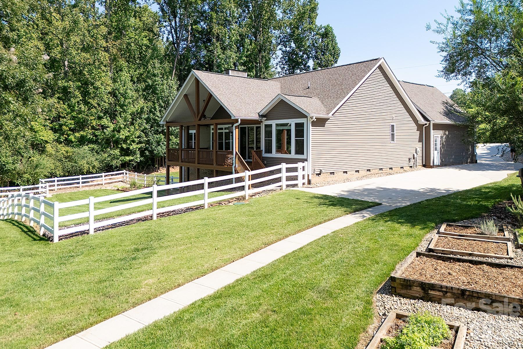 3825 Chevlot Hills Road