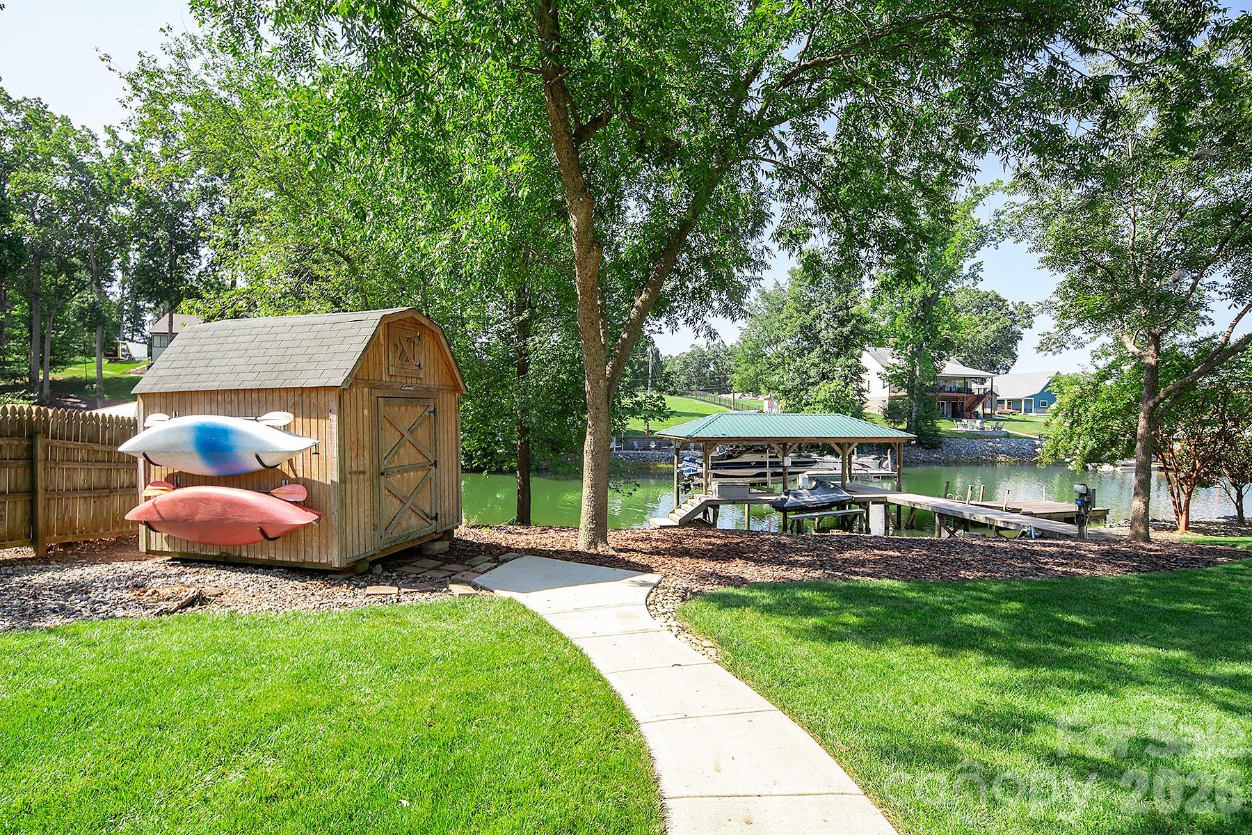 3825 Chevlot Hills Road