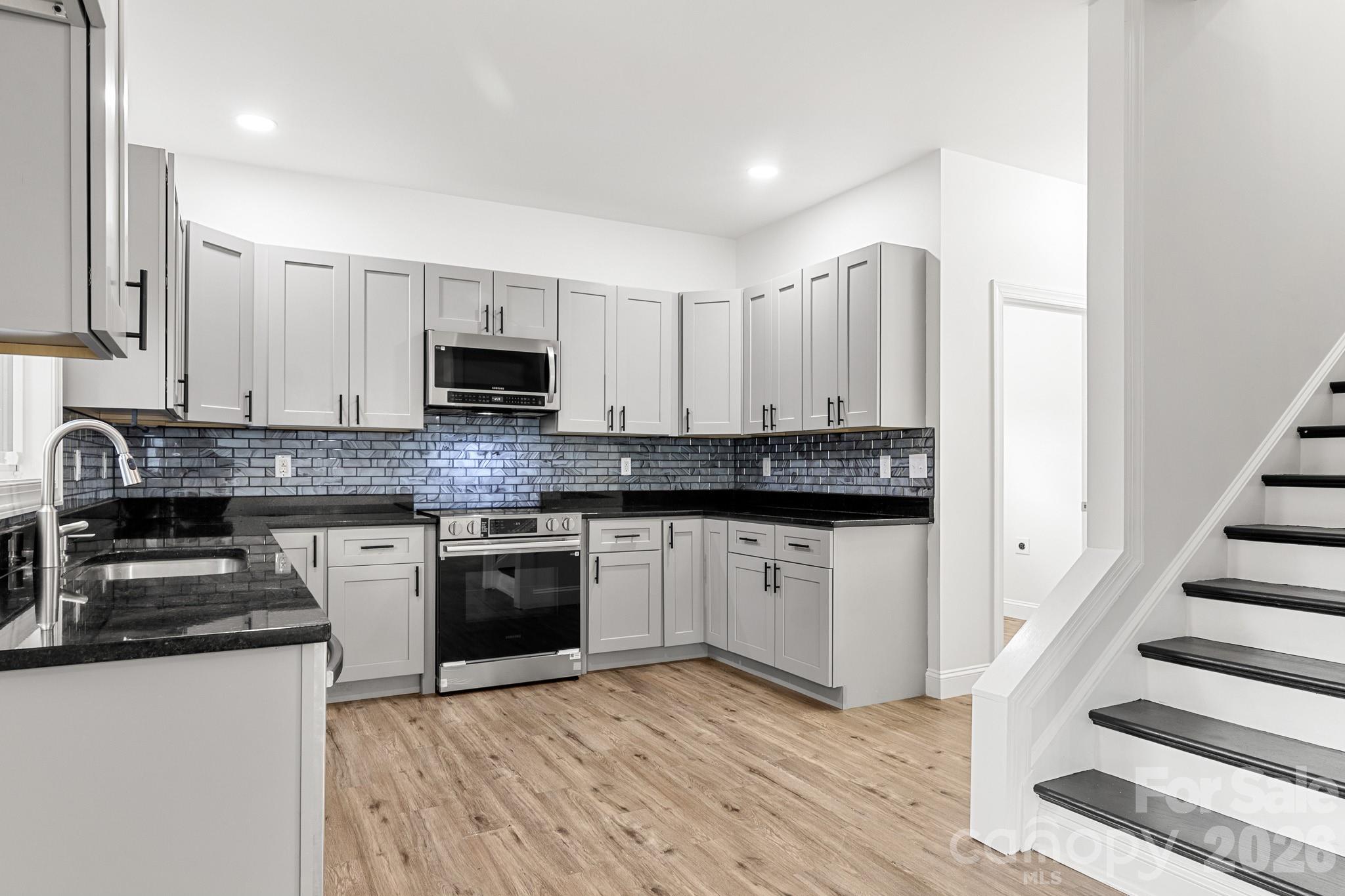 621 Norland Avenue Unit: 2