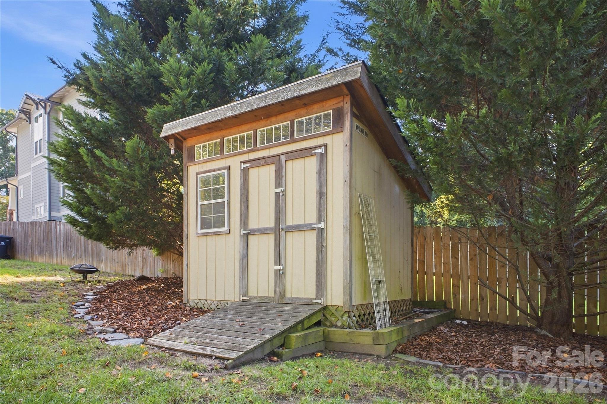 947 Everett Place