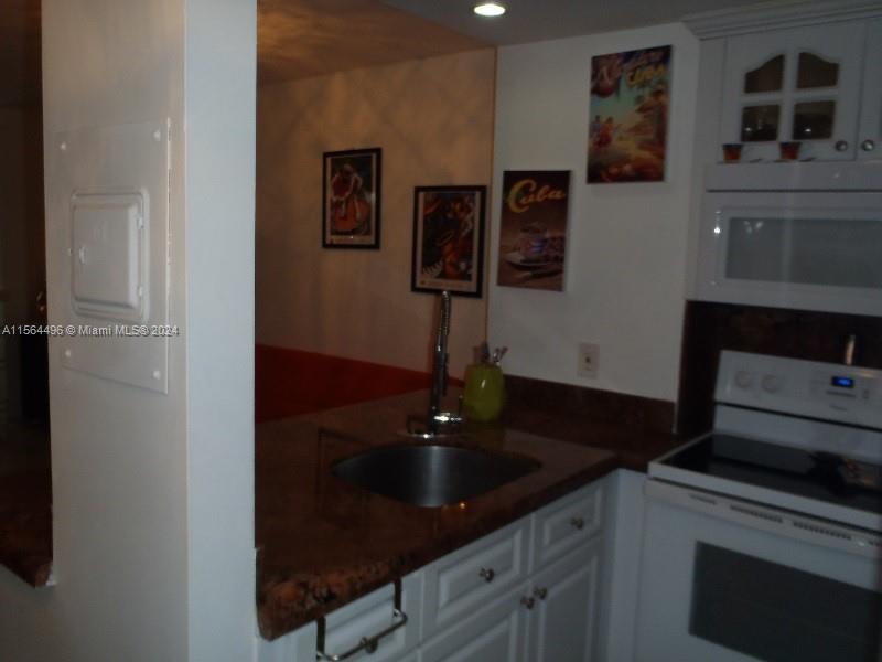 2899 Collins Ave # 1516