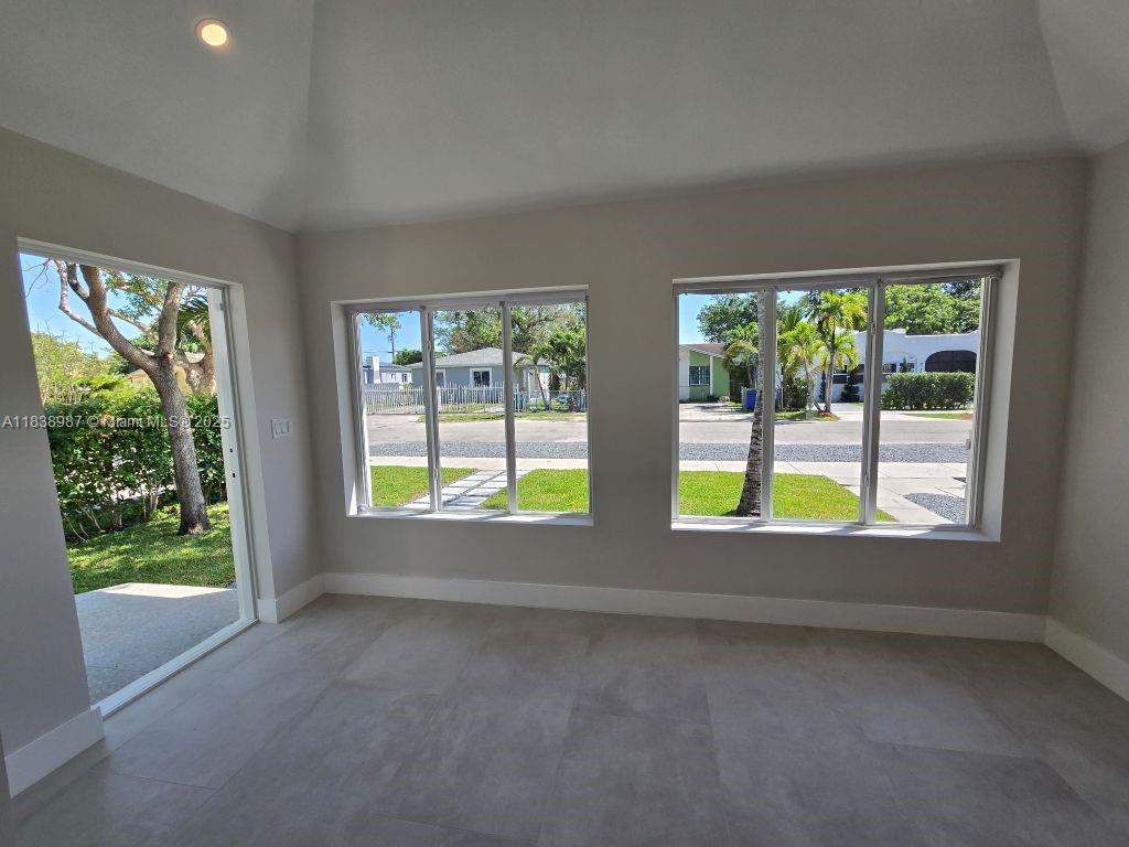 1923 NW 48th St