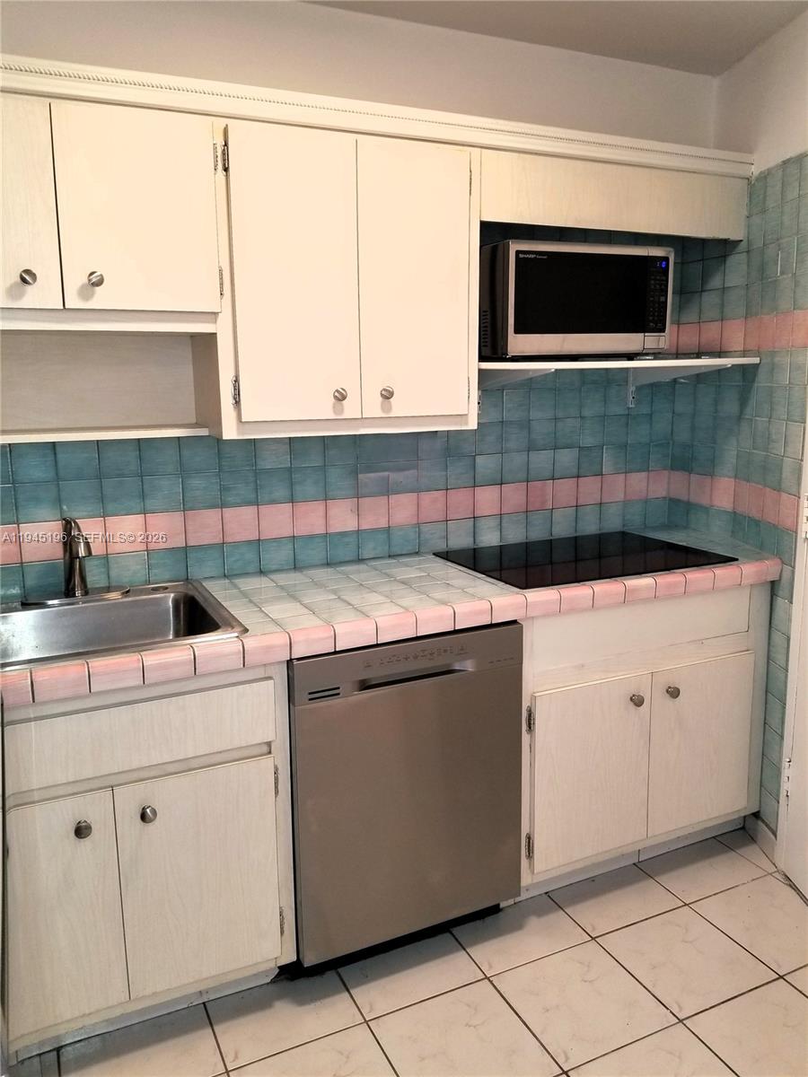 2899 Collins Ave # 1620