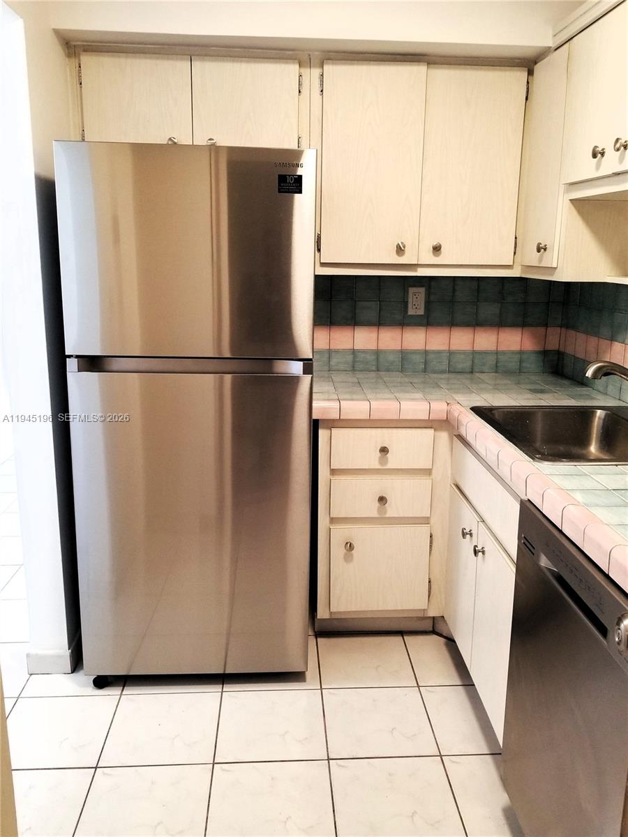 2899 Collins Ave # 1620