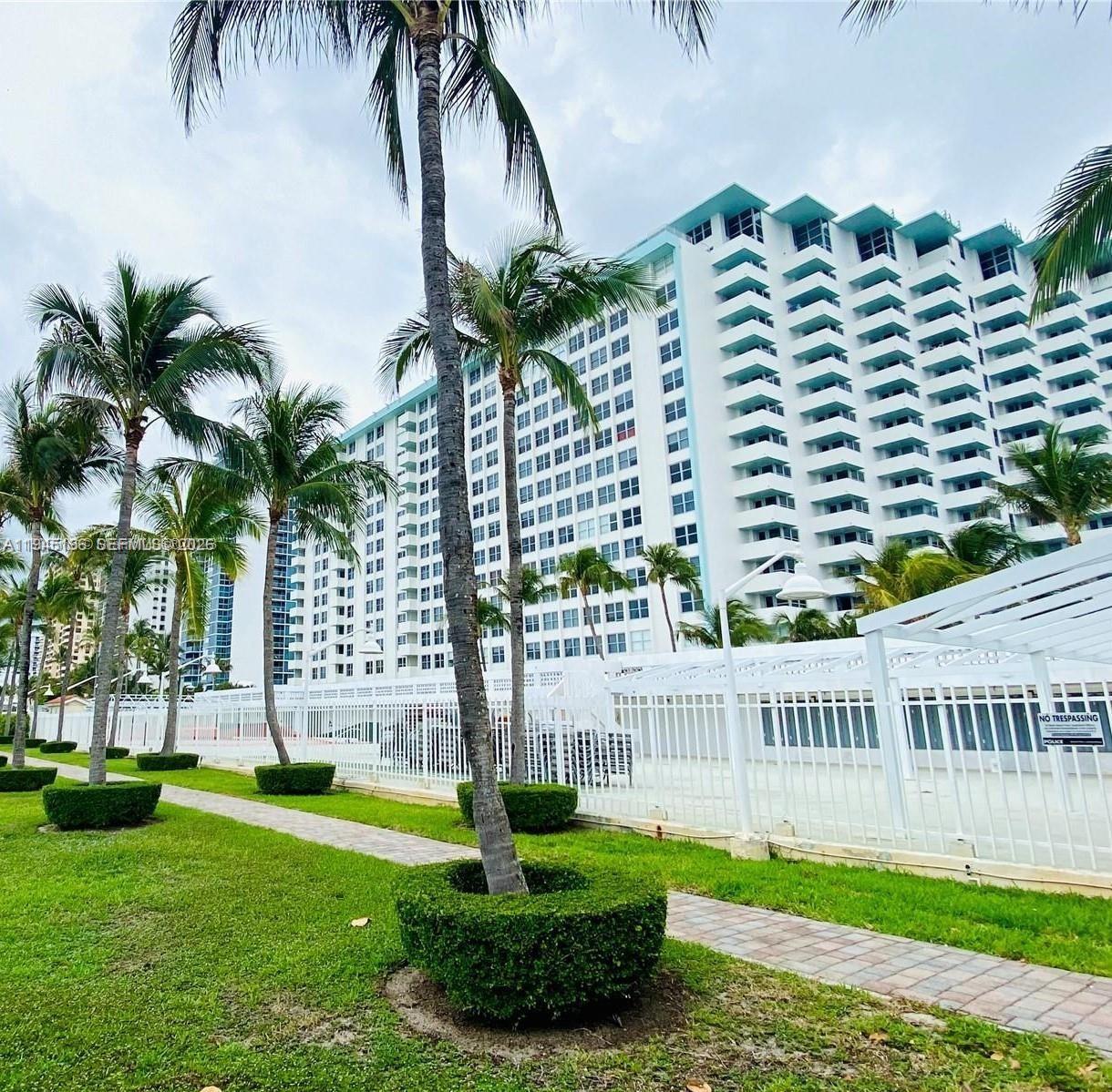 2899 Collins Ave # 1620