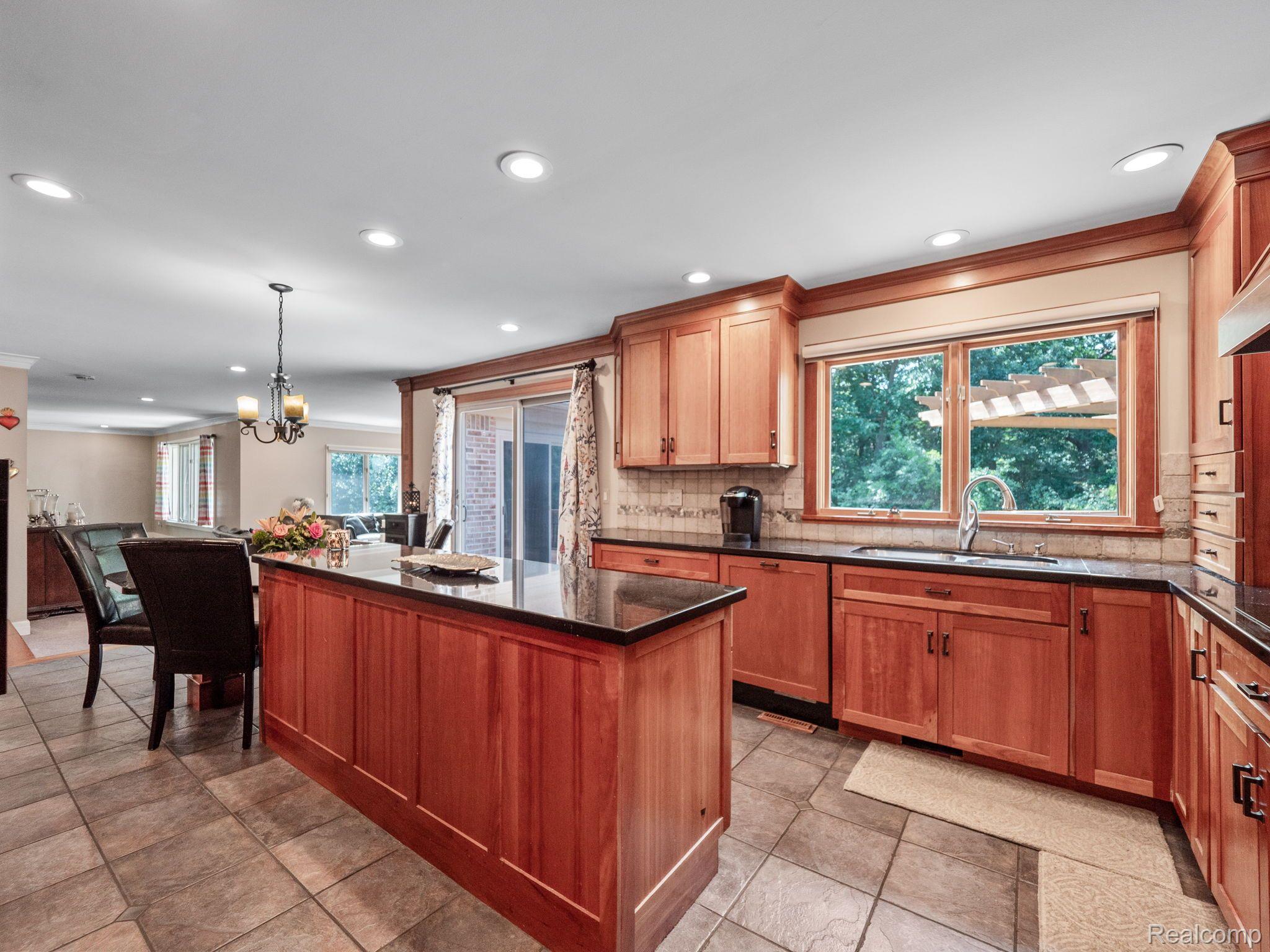 2485 HUNTERS POND