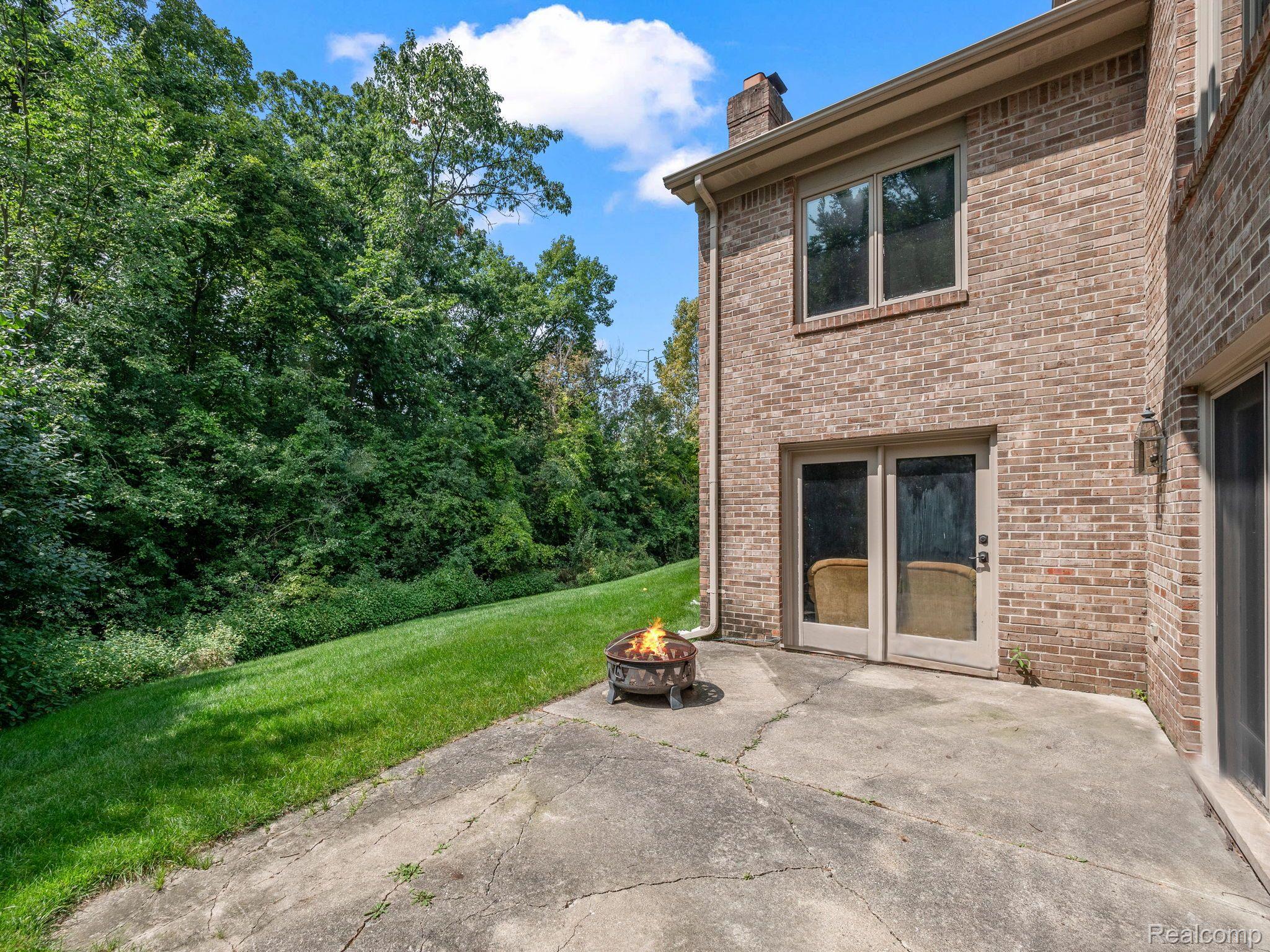 2485 HUNTERS POND