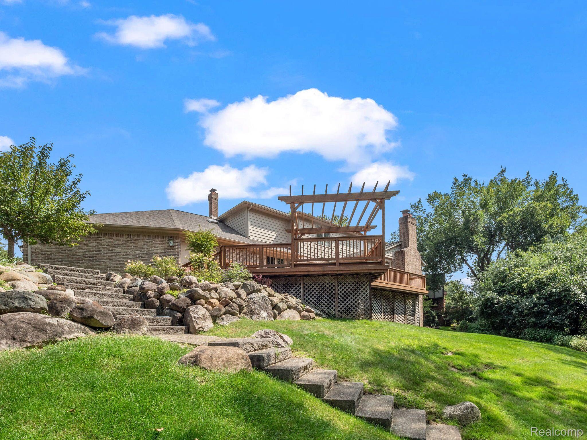 2485 HUNTERS POND