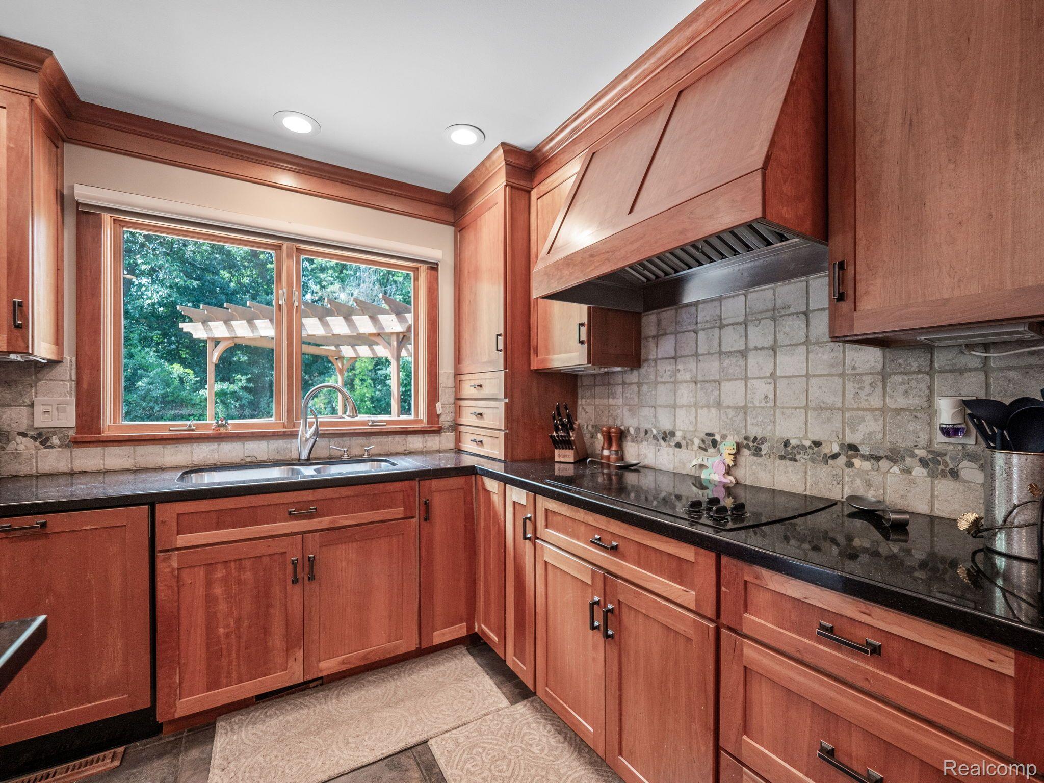 2485 HUNTERS POND