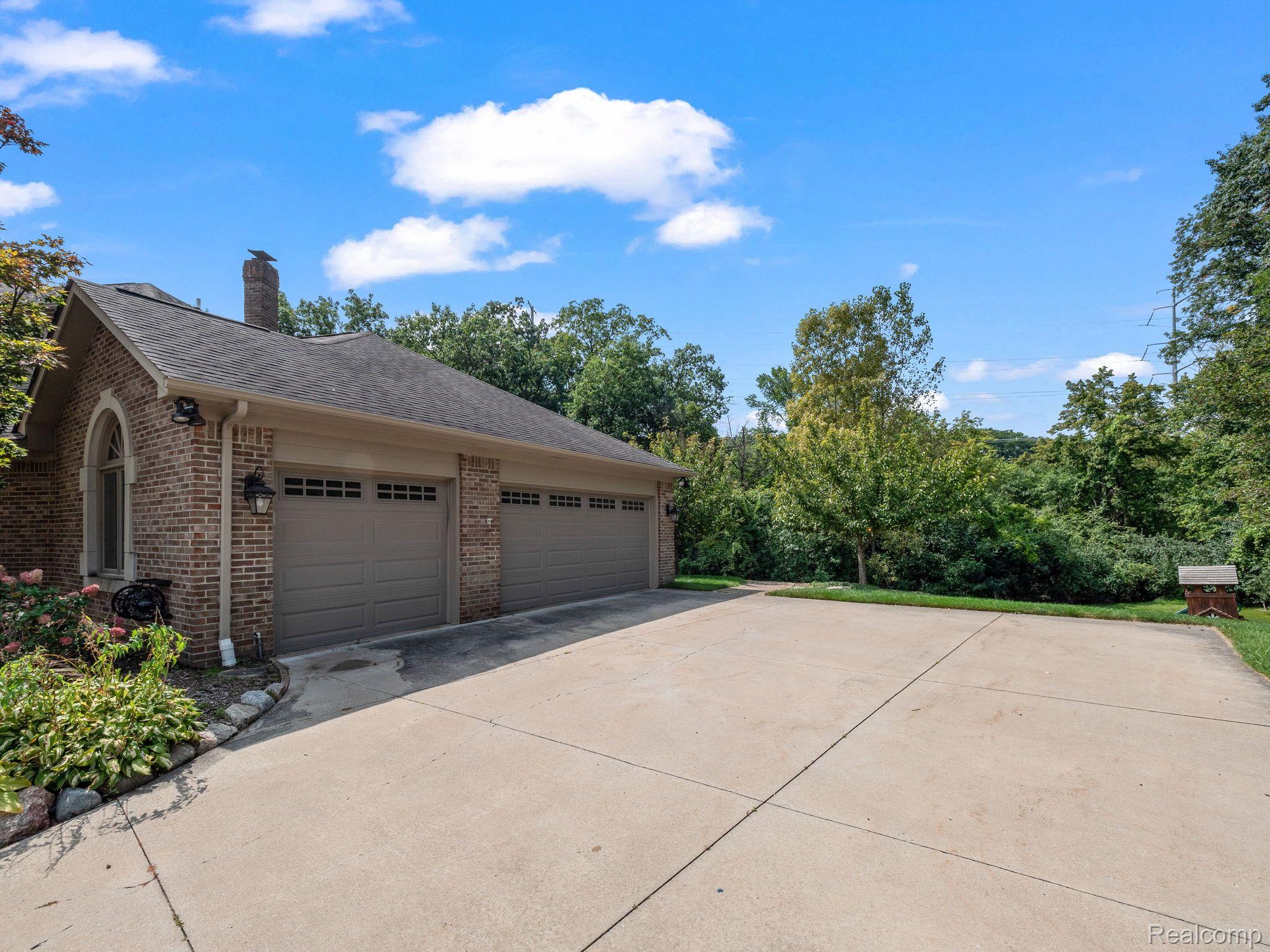 2485 HUNTERS POND