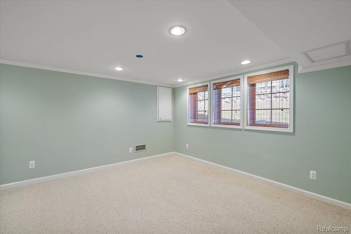 1682 MAPLE CREEK