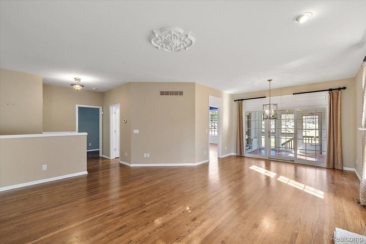 1682 MAPLE CREEK
