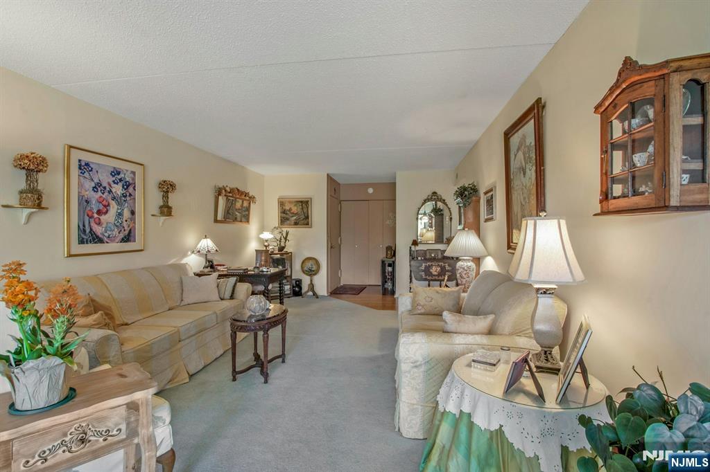 521 S Piermont Avenue 526