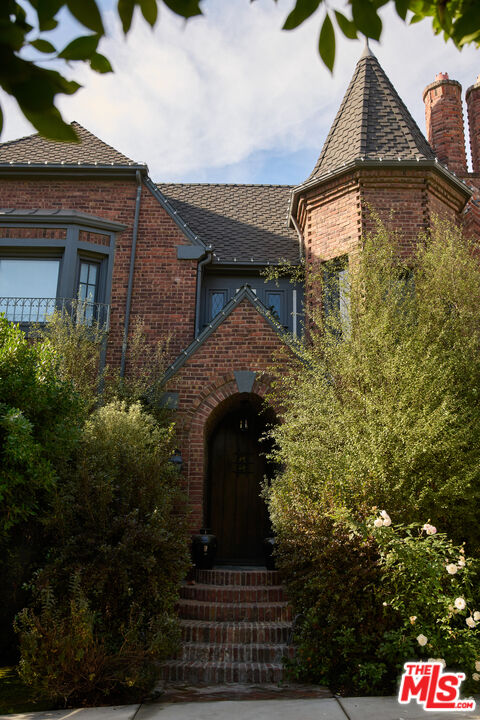 2501 N Vermont Ave