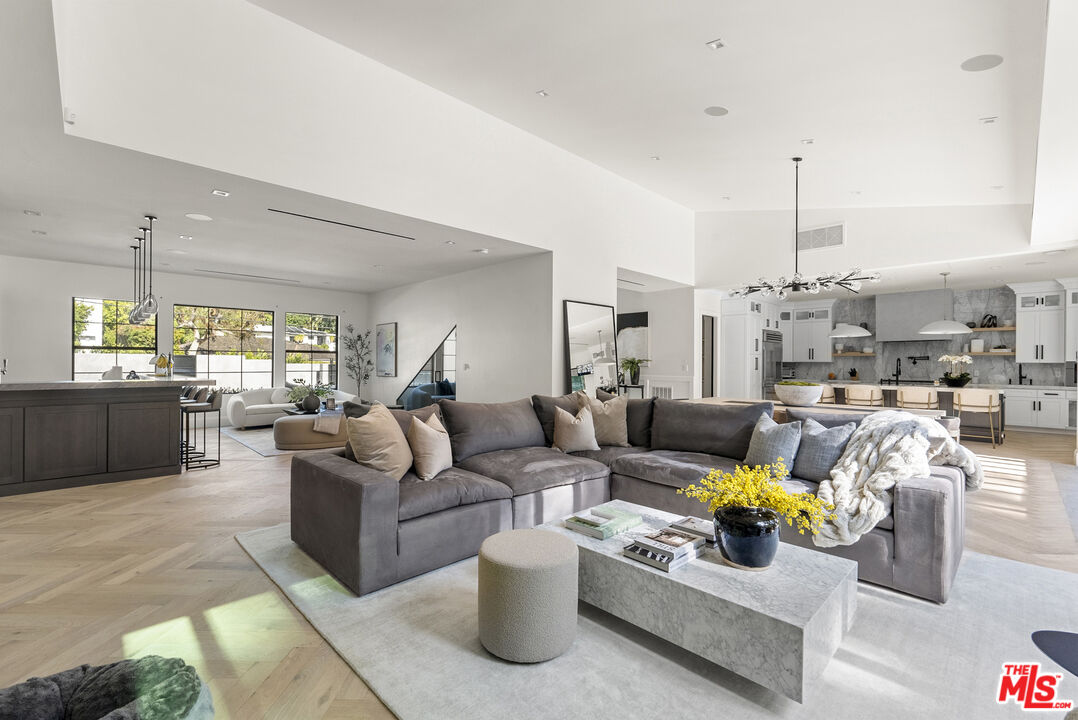 1949 Coldwater Canyon Dr