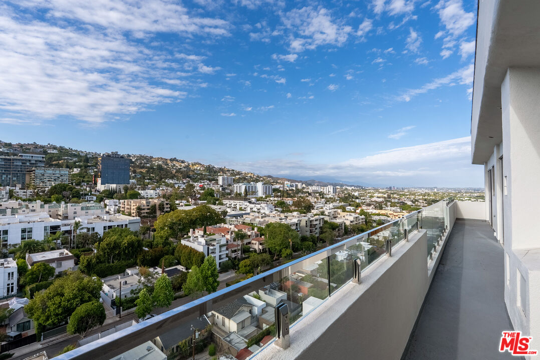 838 N Doheny Dr Unit: PHC