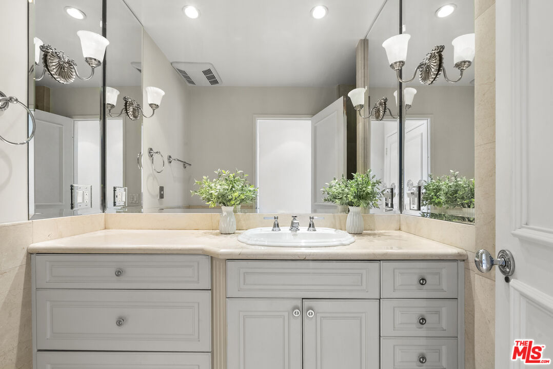 838 N Doheny Dr Unit: PHC