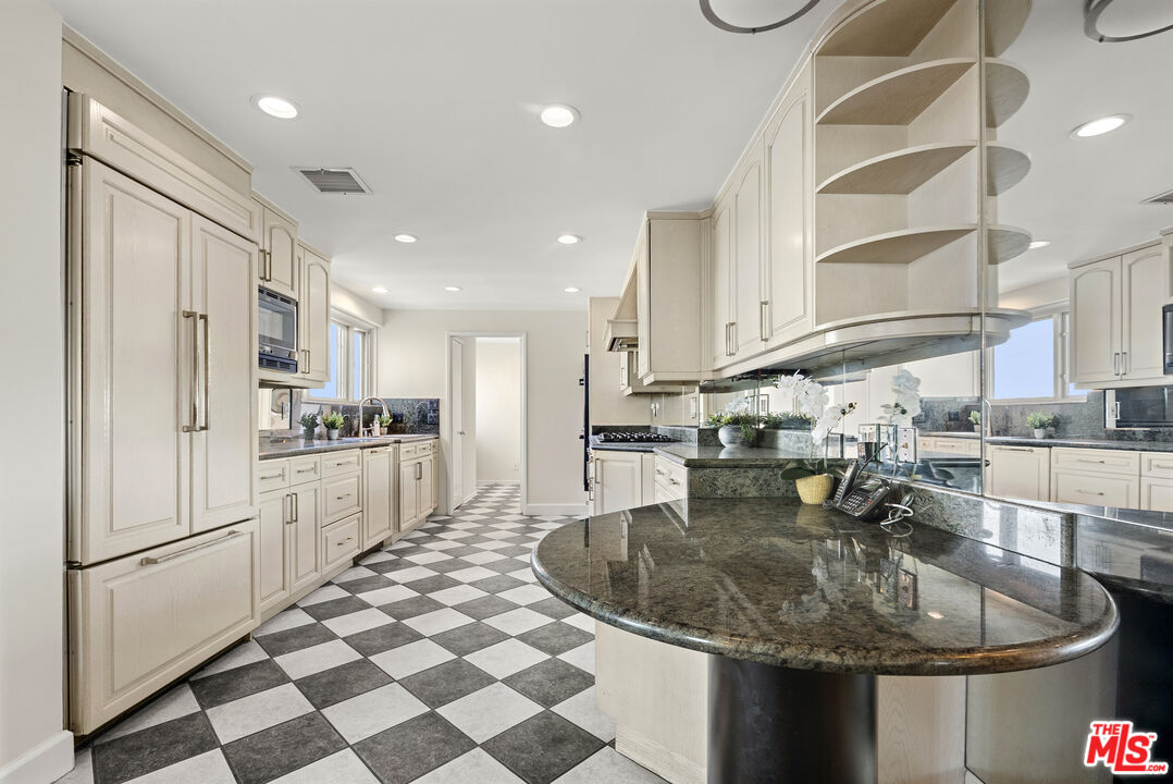 838 N Doheny Dr Unit: PHC
