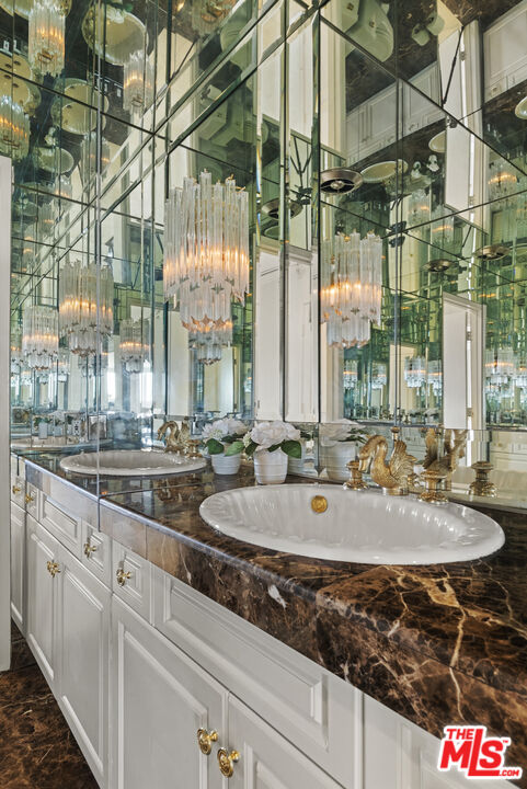838 N Doheny Dr Unit: PHC